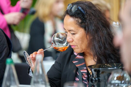 Juge Cecilia Alarcon verre vin orange Juge Cecilia Alarcon verre vin orange